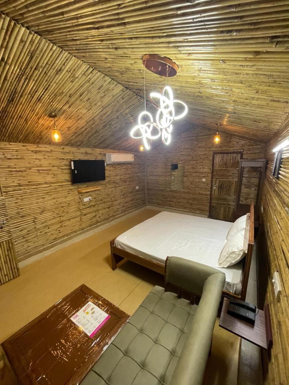 Gopika Resort Вріндаван Екстер'єр фото