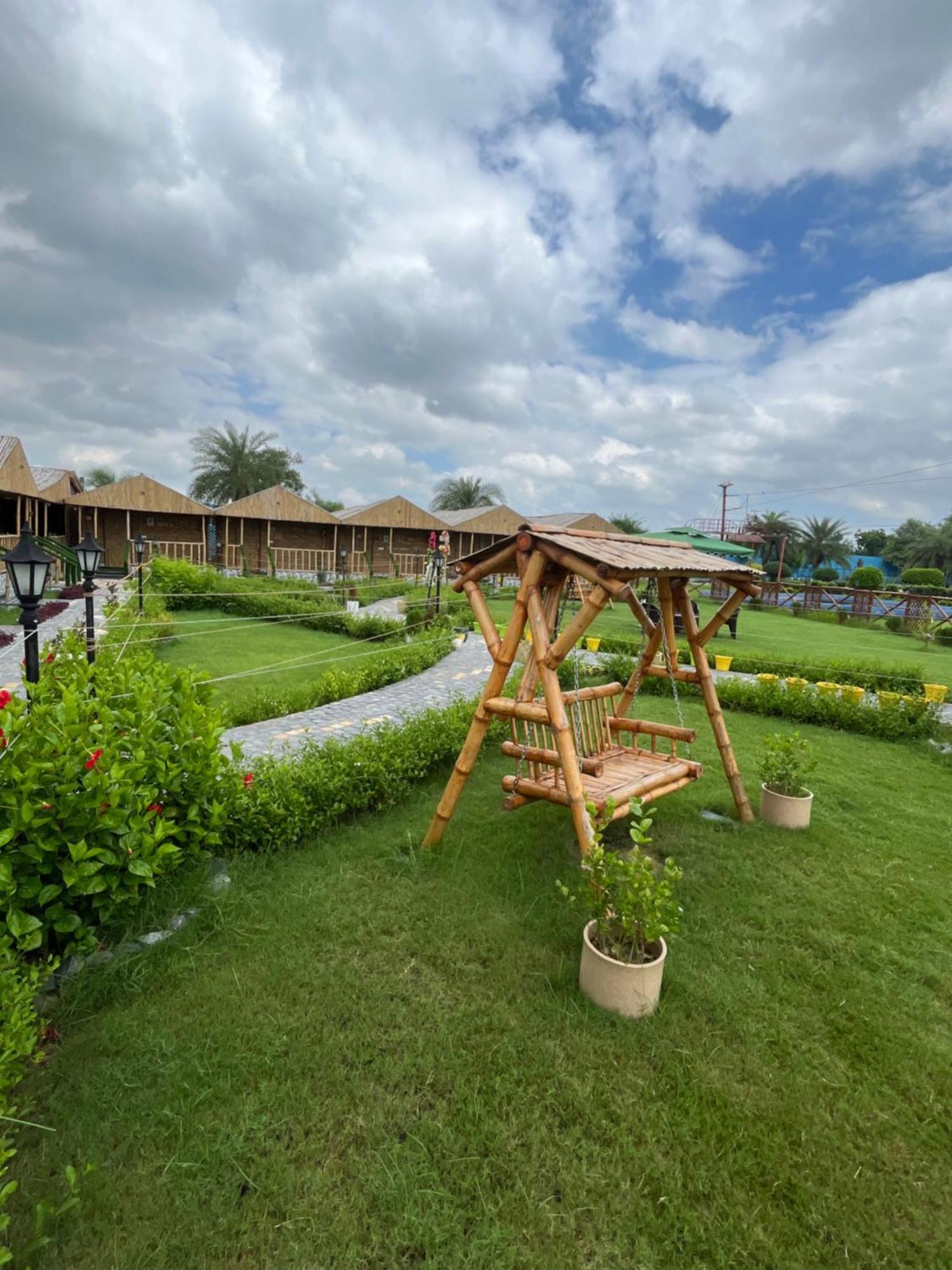 Gopika Resort Вріндаван Екстер'єр фото