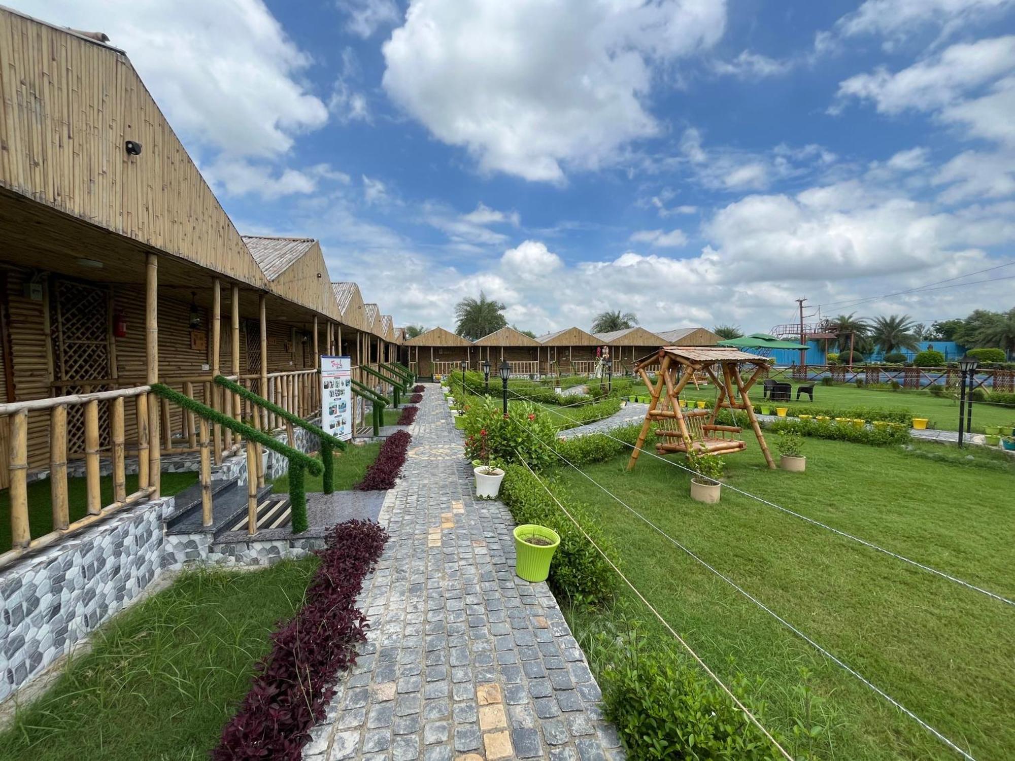 Gopika Resort Вріндаван Екстер'єр фото