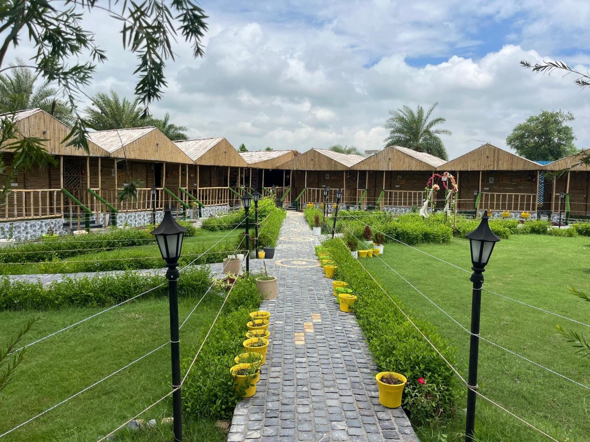 Gopika Resort Вріндаван Екстер'єр фото